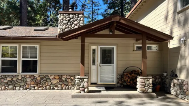 Spacious, Family Friendly, Hot Tub, Game Room, Forest View, Fireplace, 2 decks