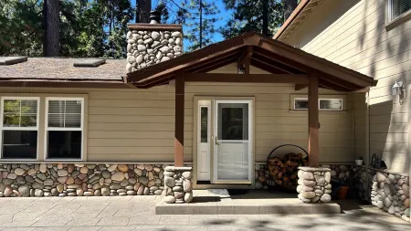 Spacious, Family Friendly, Hot Tub, Game Room, Forest View, Fireplace, 2 decks