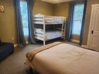 Walk to the Diamond- First Floor Bed and Bath Perfect multi-generation families Hotels in Ligonier