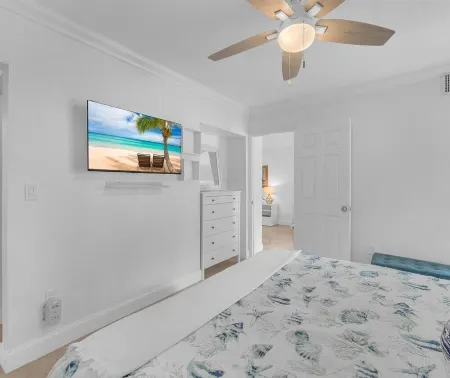 Beachside Bliss: One-Bedroom perfect vacation parking included Отели в г. Ки-Бискейн