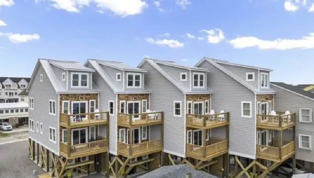 C-Shore Retreat - Great Views, Steps to the sand!