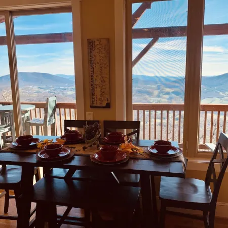 The Treetop Terrace, VIEWS, DECKS, SLEEPS 13