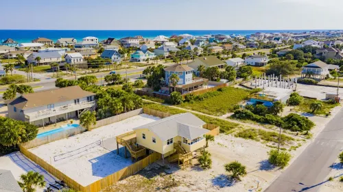Sunshine Beach House - Private Pool - 5 minute walk to beaches - Pet friendly
