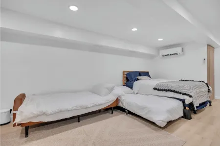 Affordable NYC Luxury: Warm & Inviting Stay, Walk to Riverside Views Отели рядом с достопримечательностью «SoJo Spa Club»