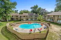 Bay Getaway, Cozy Studio Condominium in Daphne, AL - Sleeps 2 - Near Interstate