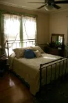 Escape the city life; minutes from local vineyards; private hot tub; sleeps 6
