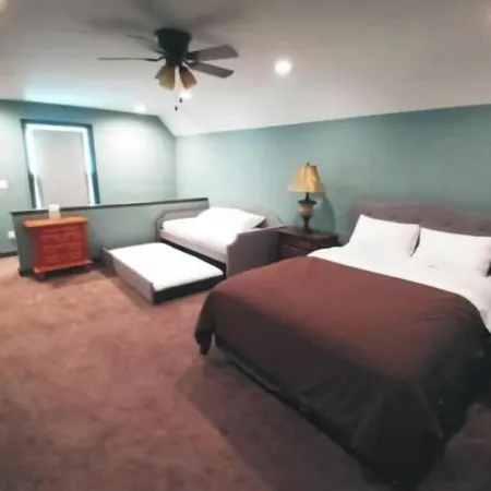Roomy House on 2 private acres above the cliffs at Summersville Lake