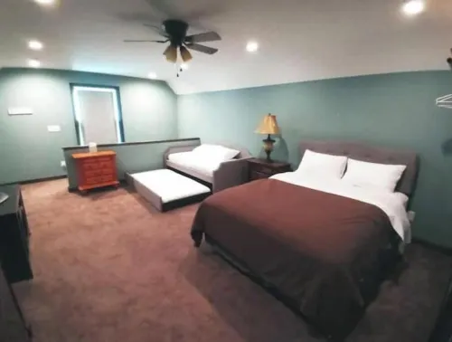 Roomy House on 2 private acres above the cliffs at Summersville Lake