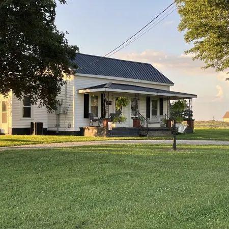 Cozy 3-bedroom cottage encased by expansive country pastures!