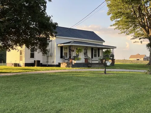 Cozy 3-bedroom cottage encased by expansive country pastures! Hotel di Taylor County