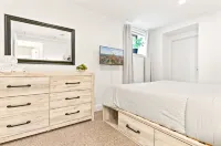 Gem on Congress - King Bed, Free Parking, Dog & Family Friendly, Modern Condo