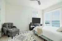 Lakefront - Amazing views! Private Hot Tub & Boat Slips. 12 mins to Ski Resorts!