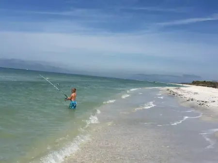 Special Offer: Cozy 3Br Retreat with Private Pool & Lakeview – Hot Deal Today!