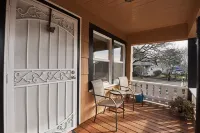 Dundee Garden Cottage: Dog-Friendly Extended Stay Rental, Walkable to Town!