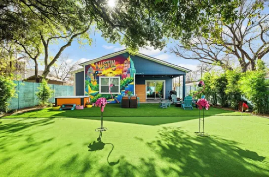 Chic 4Br Austin Retreat w/ Cowboy Pool, Hot Tub & Sauna — Near Downtown