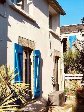 Small fisherman's cottage with terrace on the seafront Отели в г. Иль-Тюди