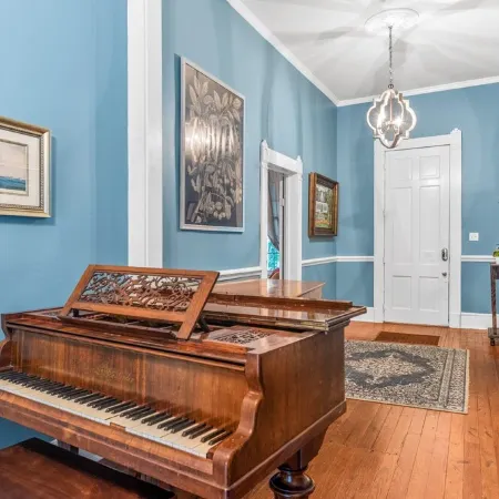 1880's Cozy Cottage, close to Historical Downtown. Sleeps up to 63B3B-pets OK