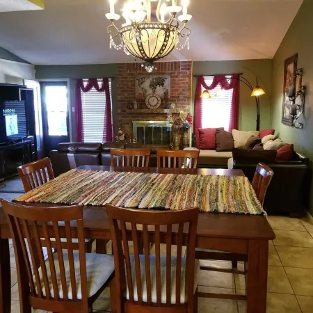 Family-sized home with quick access to the loop!!