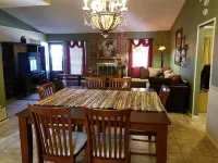 Family-sized home with quick access to the loop!! 米德蘭住宿飯店