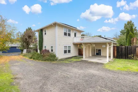 Casa Amore Ashland~Pet-Friendly~Walkable to the Plaza, OSF, Restaurants & More