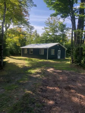Cabin close to trails. Excellent location.