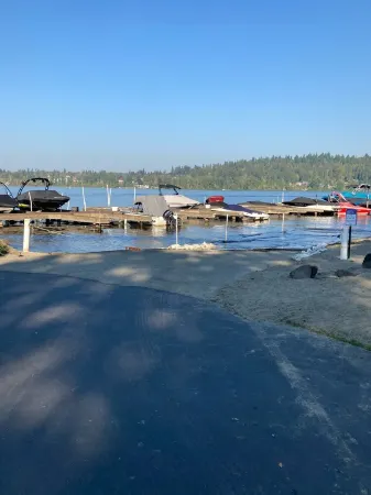 Luxury Lakefront MS Corporate Apartment with Boat Slip & Lift Included. Eagles! Отели рядом с достопримечательностью «JG Redmond II»