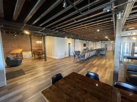 Modern Luxury Meets Historic Charm: Unwind in Style in Purpose Executive Suites Отели рядом с достопримечательностью «Mountain View Event Center»