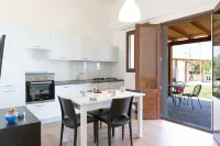 Charm, home emotions Baron sea view, swimming pool, wifi and BBQ