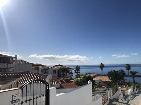 Luxurious apartment with fantastic ocean view, directly on the beach