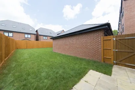 Greenfield Modern 3 Bed room Home - Southscote lane, Reading