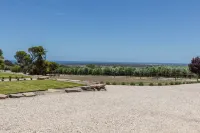 Vintners Retreat: Stylish Retreat near Sea & Vines