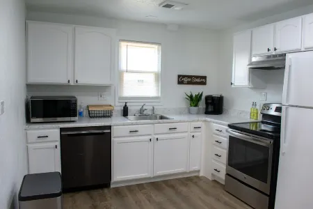 Home in Kansas Ave Отели рядом с достопримечательностью «Great Bend Courthouse»