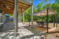 Best River Home-Bear Trail Retreat- 10 Kayaks, LG Yard, Gazebo, Firepit & Kayaks