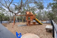 Relaxing family friendly farmhouse minutes from the shops at Wimberley square!