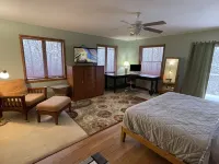 Secluded Mid-Century 10 minutes from Devils Lake State Park, Baraboo & skiing Các khách sạn ở Greenfield