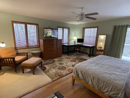 Secluded Mid-Century 10 minutes from Devils Lake State Park, Baraboo & skiing