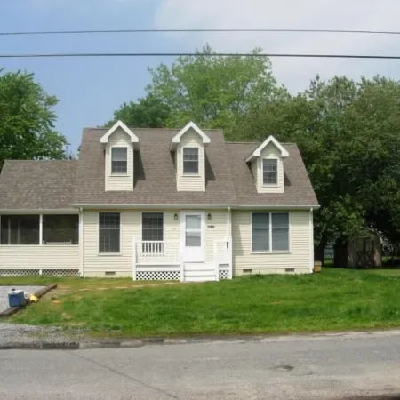 Duck's Delight - Pet friendly rentals within walking distance to Maddox Blvd!