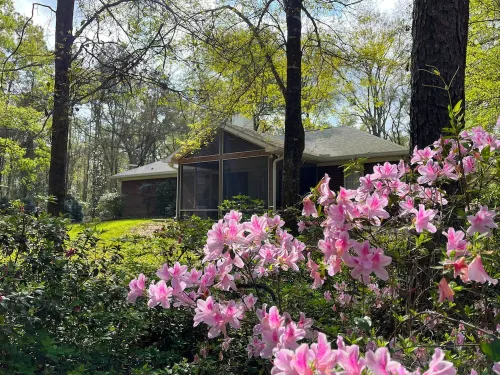 The perfect retreat!  Tucked away on a private lane, 15min to downtown Fairhope.