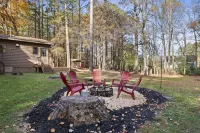 NEW - Modern Cabin Oasis - 2 Acre Retreat! Walgreens附近的飯店