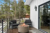 Lake Views, Modern & Luxurious, Walk to Town