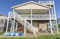 Deep water canal front adorable cottage!  Well kept and clean!