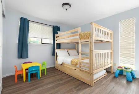 Spacious Family Retreat with Ocean View, Pet friendly Отели рядом с достопримечательностью «Парк округа Дабл Блафф»