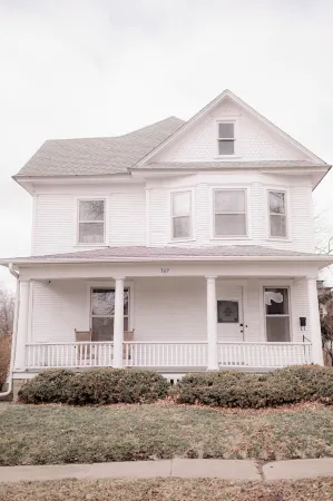 The 1905 - Spacious Downtown Farmhouse - 4bd/2ba Отели в г. Нодэуэй