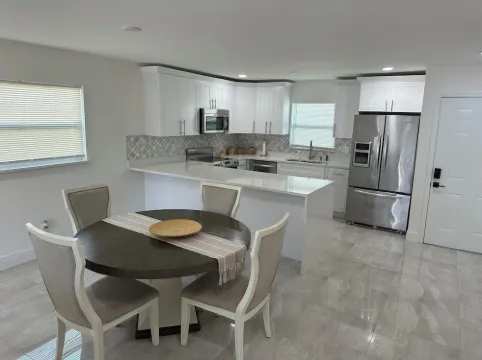 Stylish cozy apt, central location, self check-in, perfect for exploring.