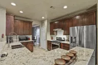 Luxury Home updated kitchen / Spa Bathrooms / and Grand Theater for movie night! Hotel a The Colony