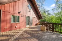 Large mountain cabin getaway with high speed WiFi and hot tub in Jackson, NH