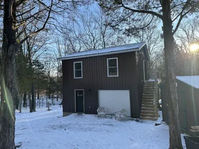 Cozy Cabin in the Woods ,Pet-Friendly! Treehouse feel on the large deck!