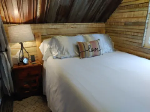 Luxury Romantic Retreat w/ Hot Tub, Cabin in Woods, Winter Wonderland w/Firepit