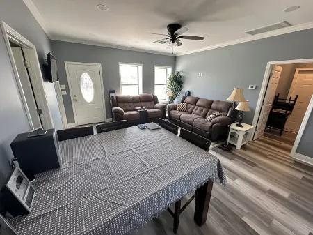 Charming 1-bedroom cottage in Ridge/Judice community with central AC/Heating.