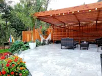 Stunning new home on creek, with spa pool, 5min walk to wineries & restaurants Arrowood Vineyard & Winery附近的飯店